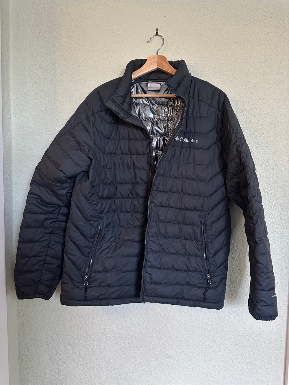 Columbia Men's Black powder lite Puffer Jacket